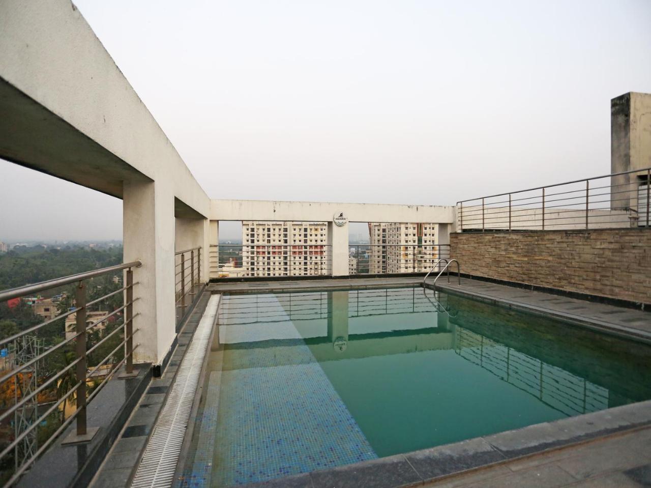 Capital O 10212 Hotel West Willows Xanadu Calcutta Extérieur photo