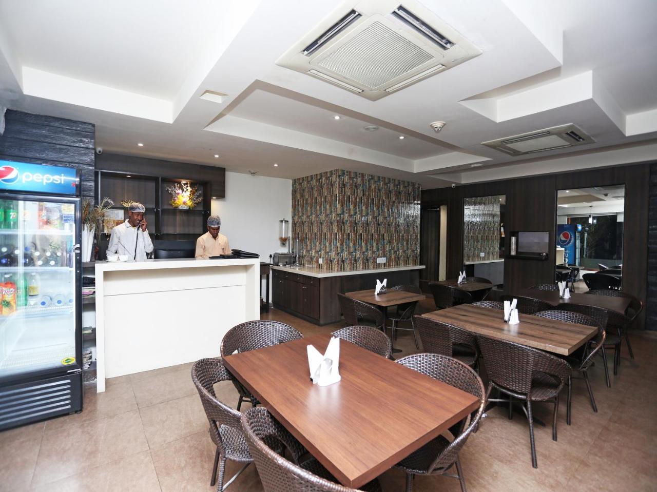 Capital O 10212 Hotel West Willows Xanadu Calcutta Extérieur photo
