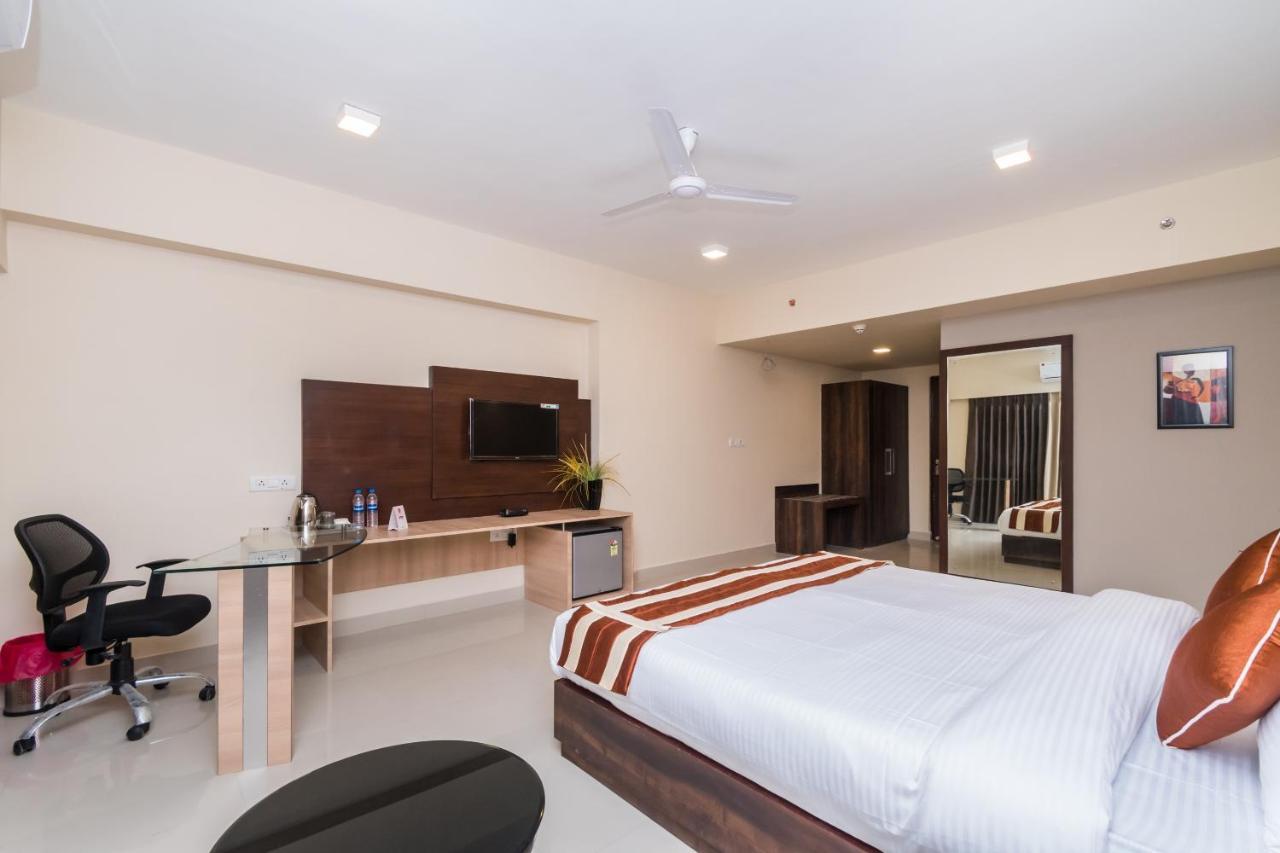 Capital O 10212 Hotel West Willows Xanadu Calcutta Extérieur photo