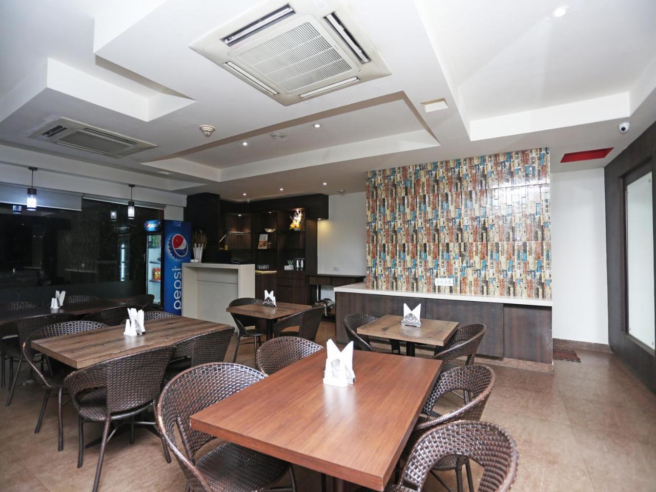 Capital O 10212 Hotel West Willows Xanadu Calcutta Extérieur photo