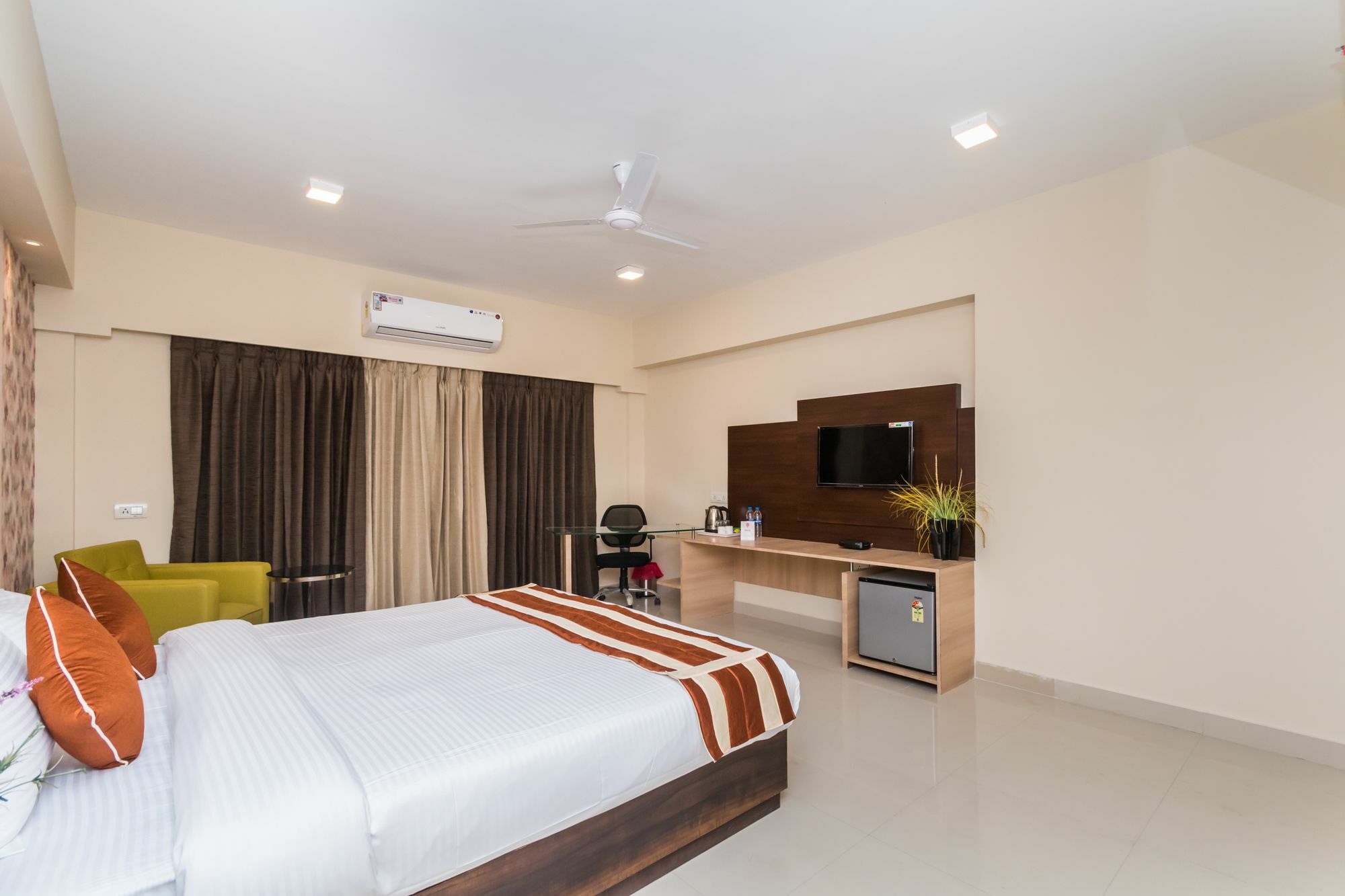 Capital O 10212 Hotel West Willows Xanadu Calcutta Extérieur photo