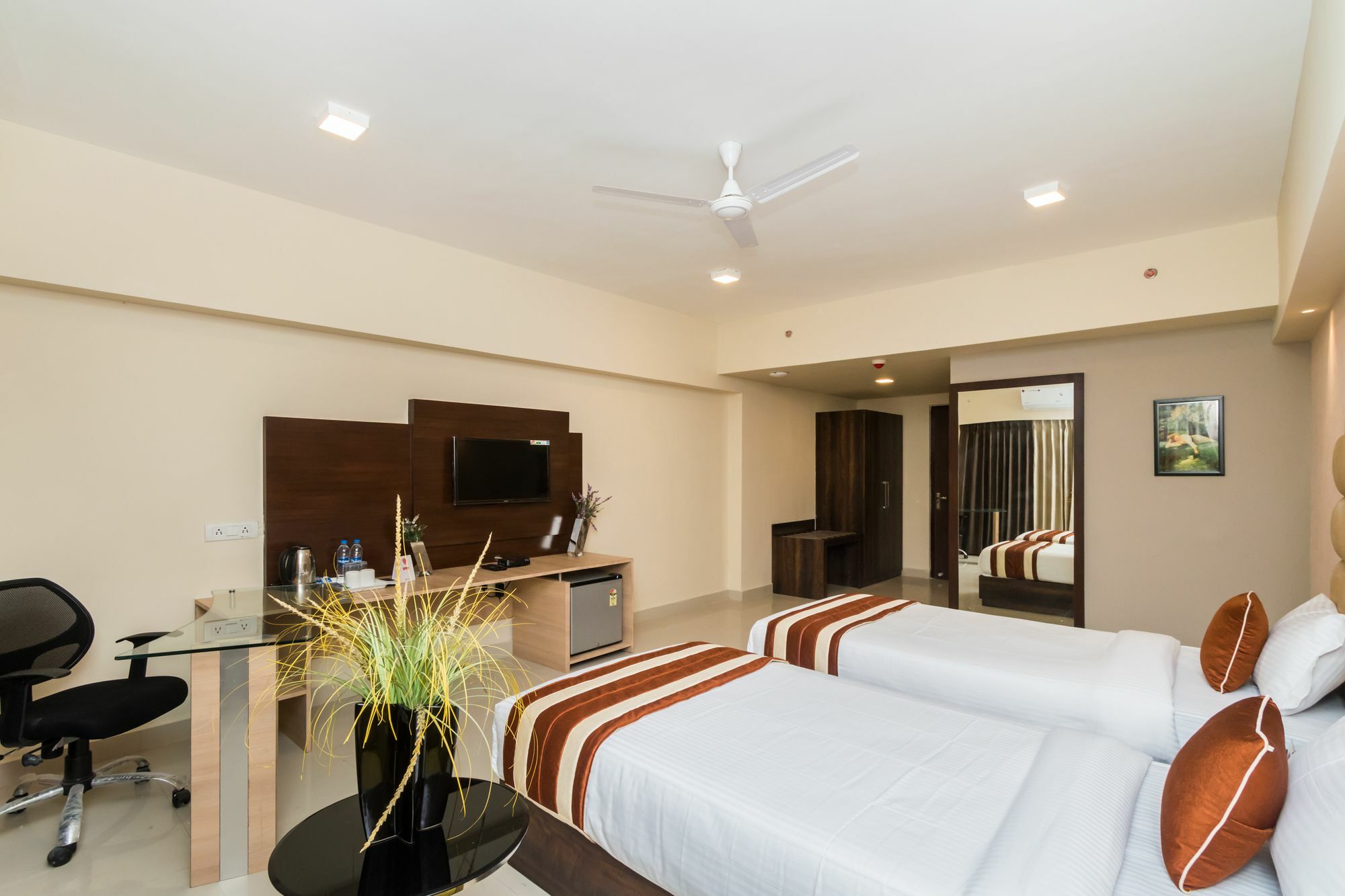 Capital O 10212 Hotel West Willows Xanadu Calcutta Extérieur photo